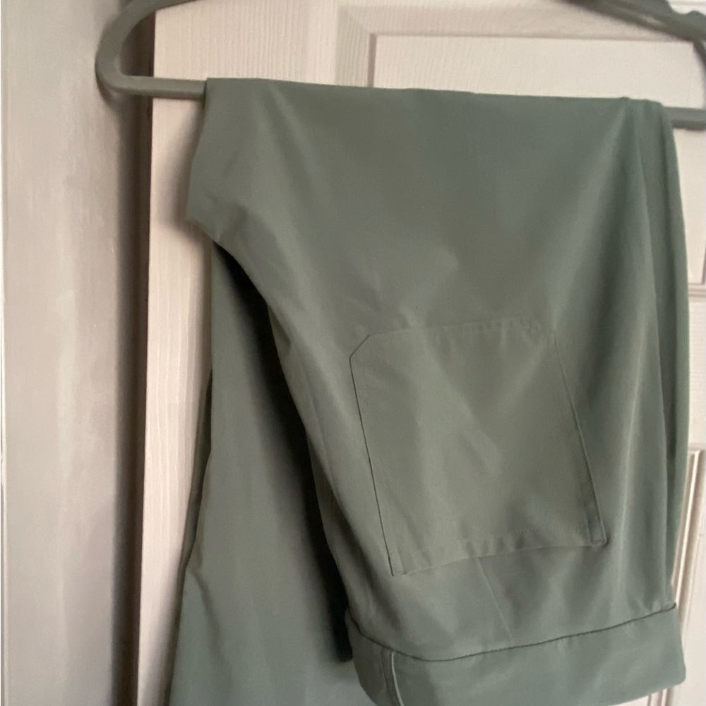 Athleta wide leg crop, zip up trouser style, pockets from and back.
